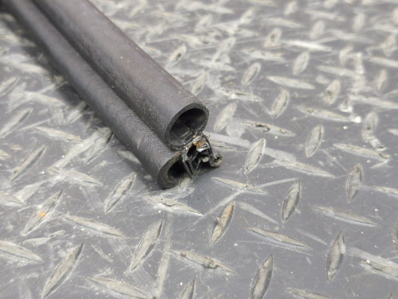 Уплотнительная резинка крышки багажника