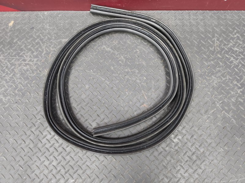 Уплотнительная резинка крышки багажника