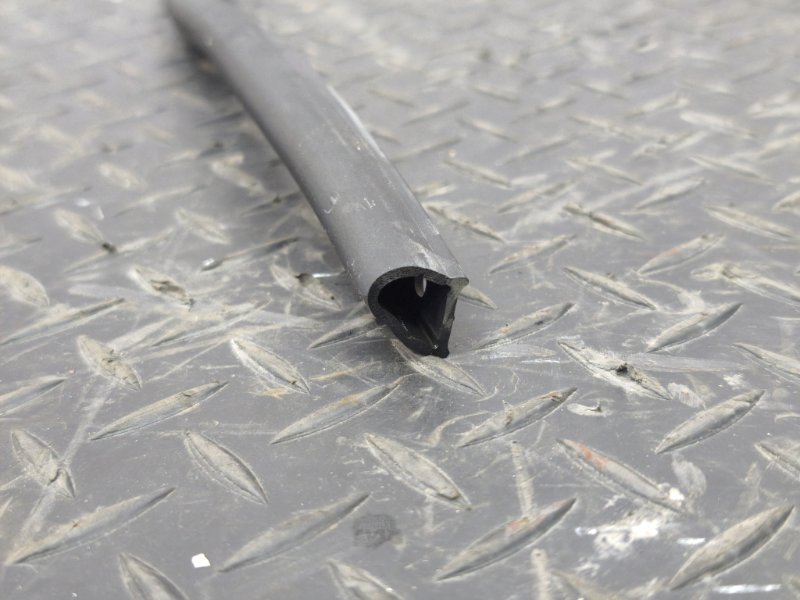 Уплотнительная резинка боковой двери