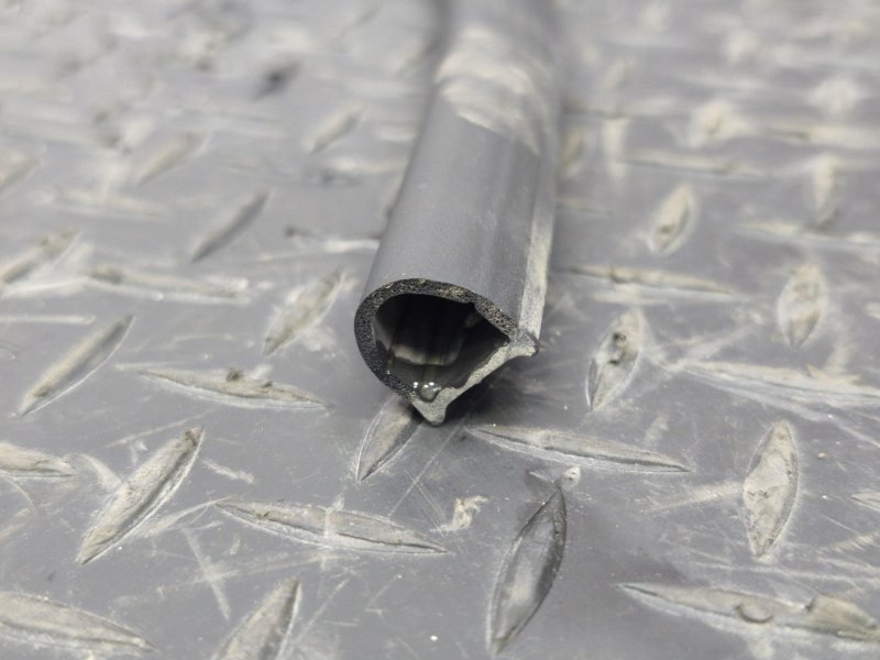 Уплотнительная резинка боковой двери