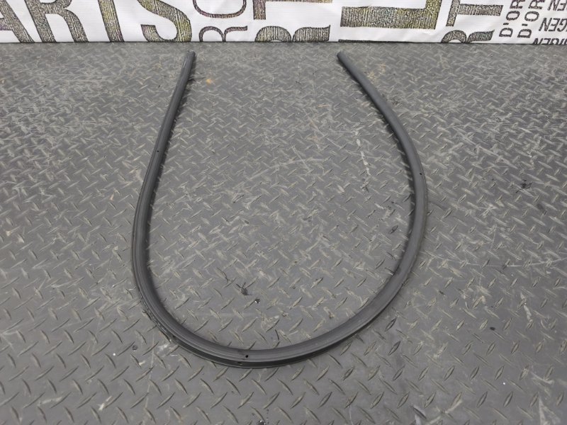 Уплотнительная резинка боковой двери