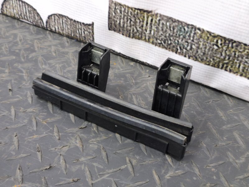 Направляющая стекла двери