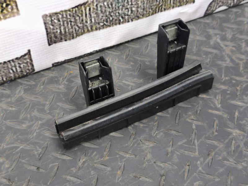 Направляющая стекла двери