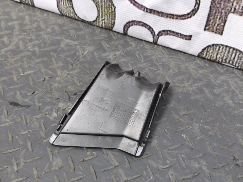 Крышка блока предохранителей