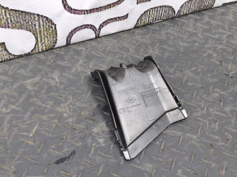 Крышка блока предохранителей