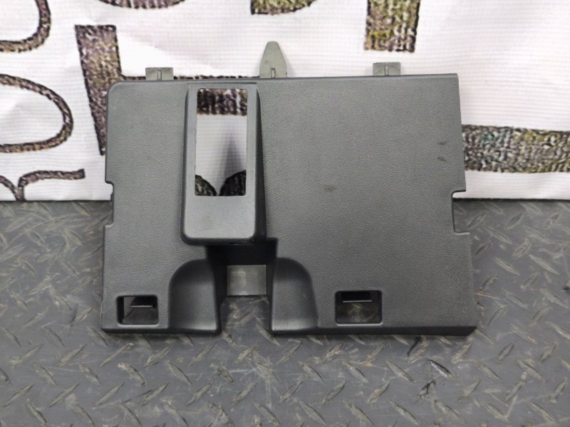 Крышка бардачка