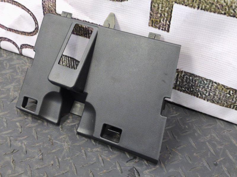 Крышка бардачка