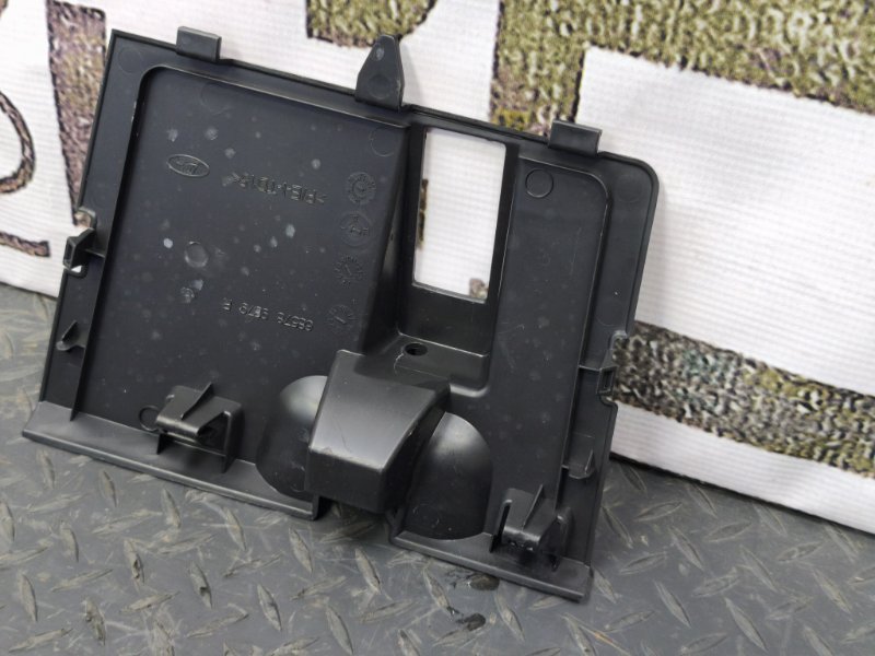 Крышка бардачка