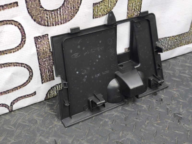 Крышка бардачка