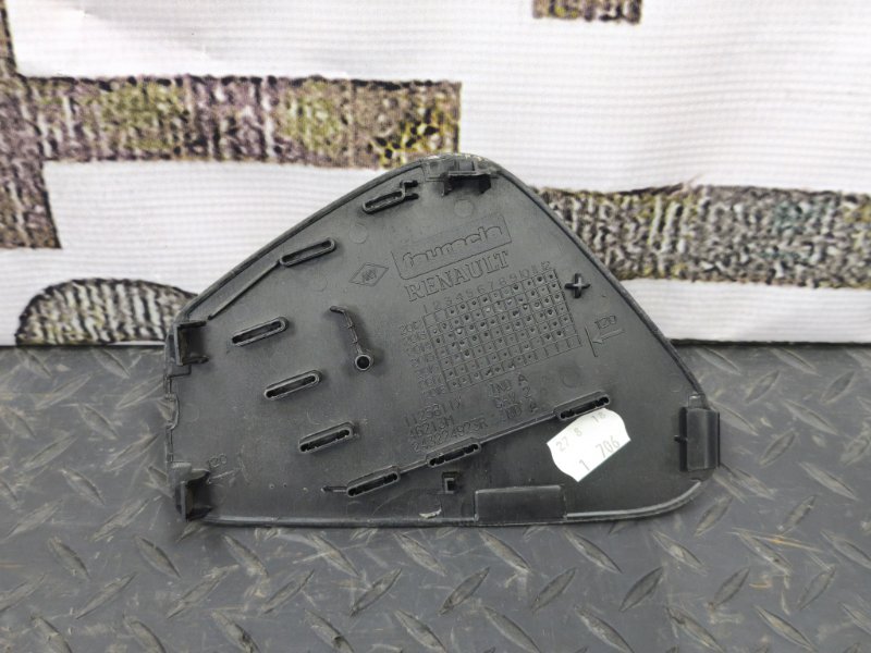 Крышка блока предохранителей салона