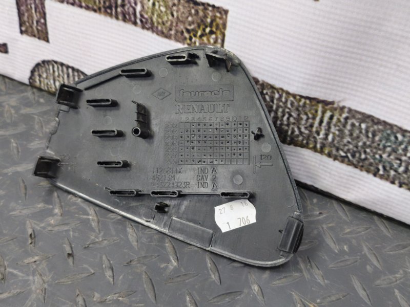 Крышка блока предохранителей салона