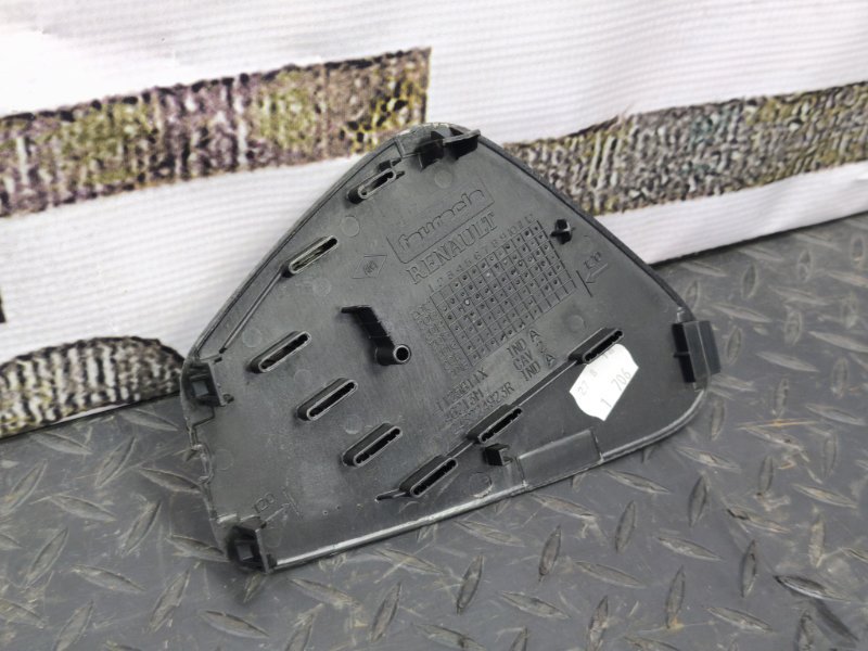 Крышка блока предохранителей салона