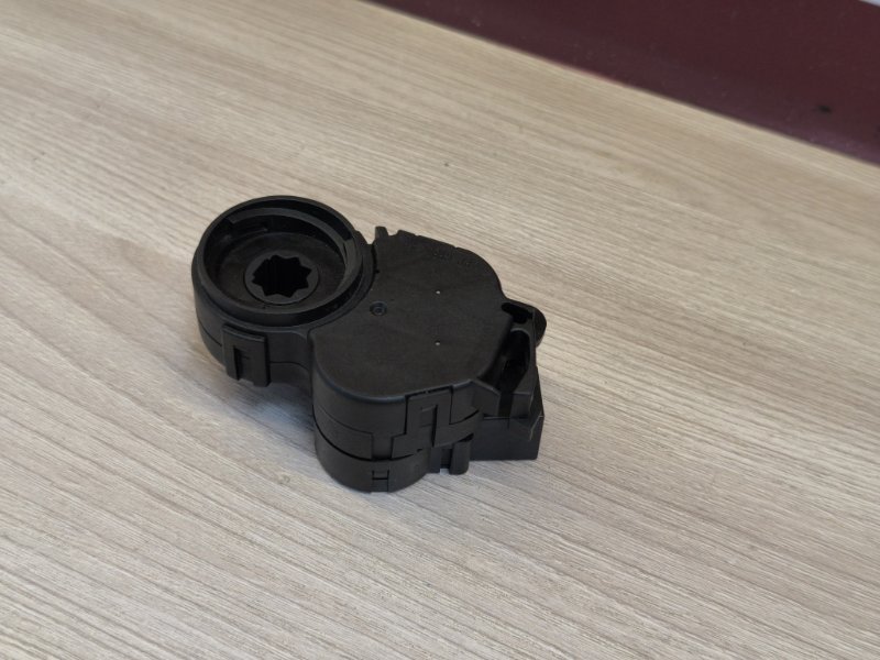 Сервопривод заслонки печки