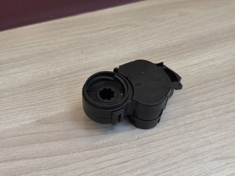 Сервопривод заслонки печки