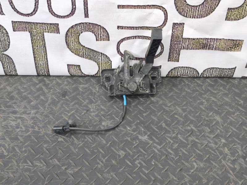 Замок капота