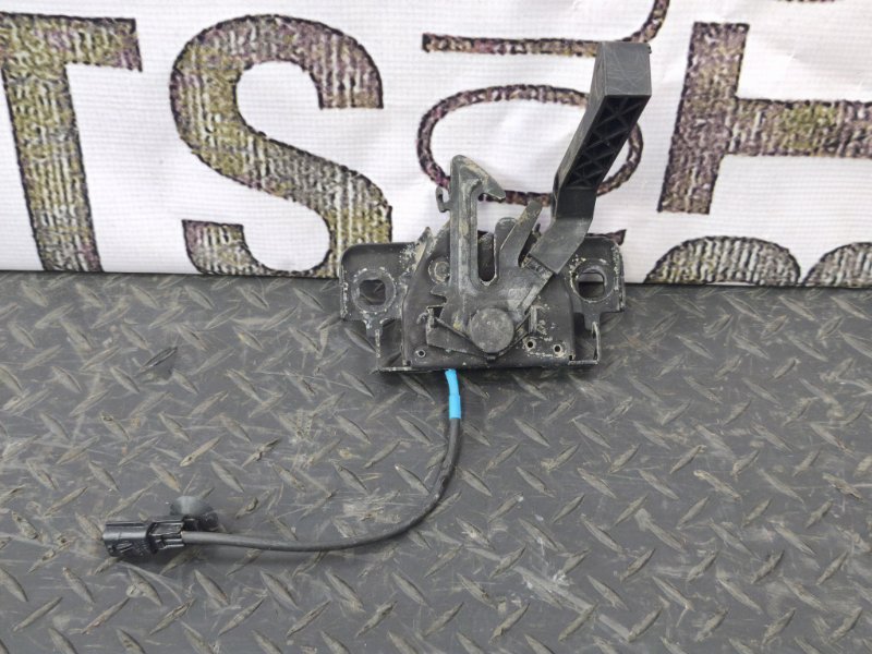 Замок капота