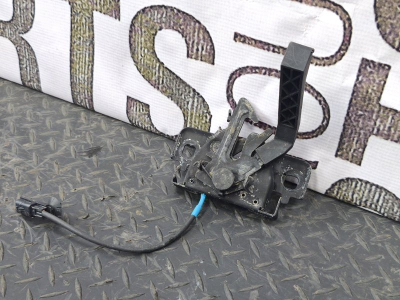 Замок капота