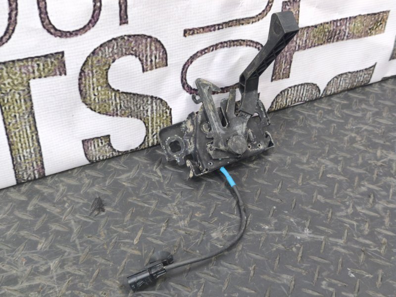 Замок капота