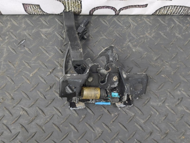 Замок капота