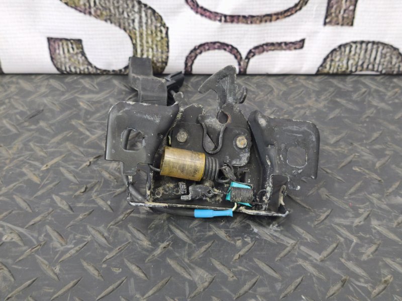 Замок капота