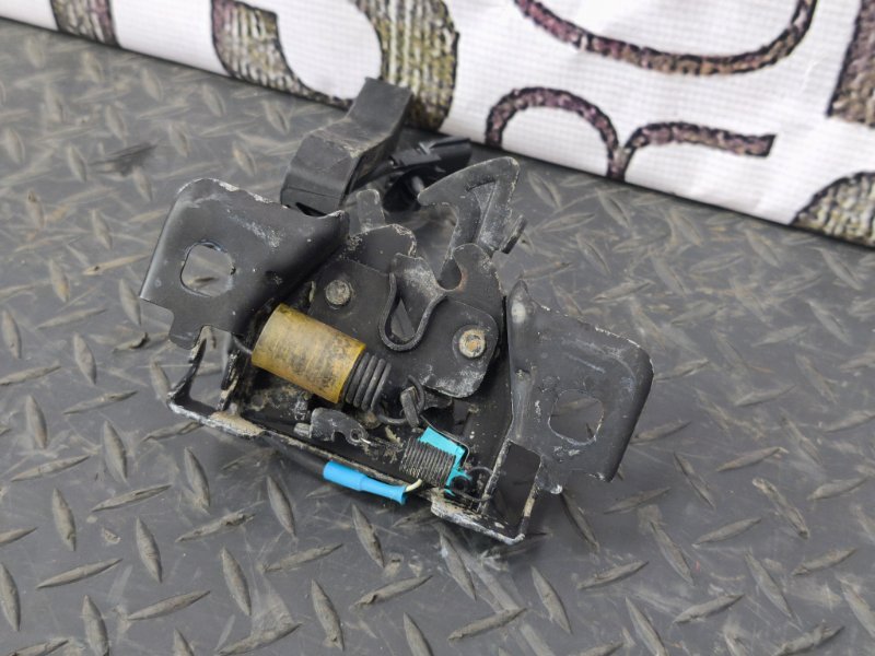 Замок капота