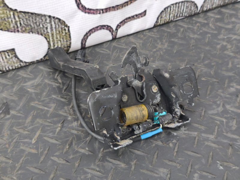 Замок капота