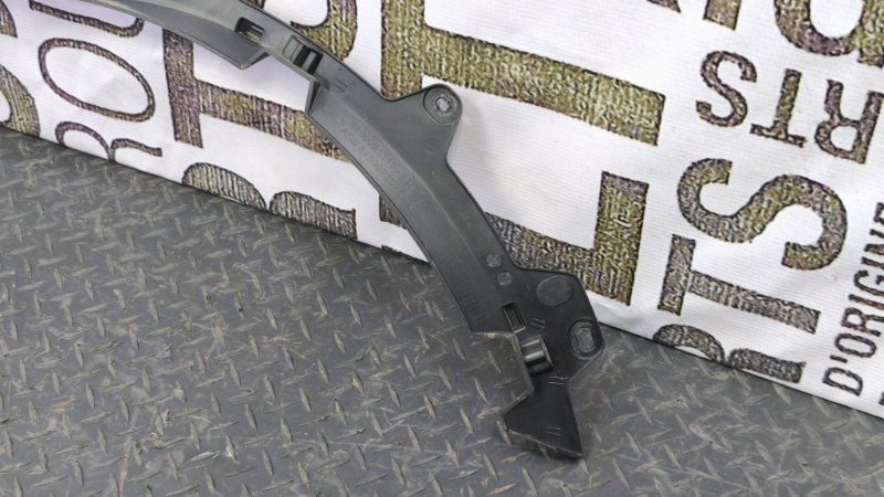 Кронштейн молдинга крыла