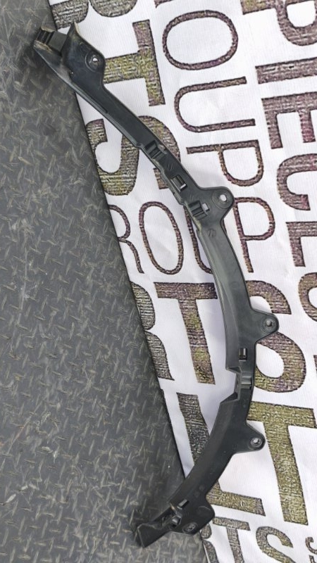 Кронштейн молдинга крыла