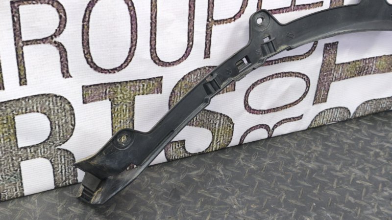 Кронштейн молдинга крыла