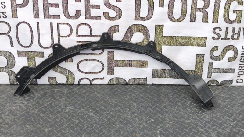 Кронштейн молдинга крыла