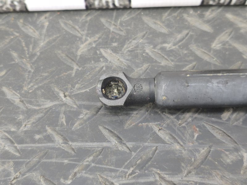 Амортизатор багажника