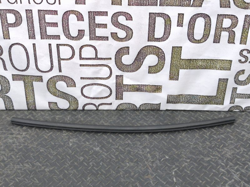 Уплотнитель капота