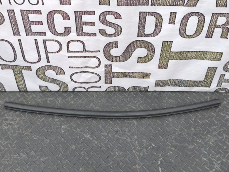 Уплотнитель капота