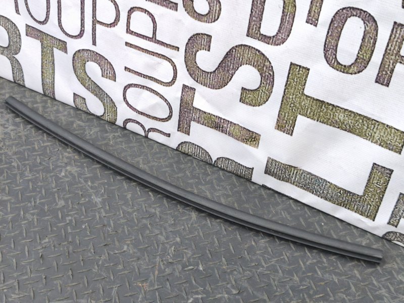 Уплотнитель капота