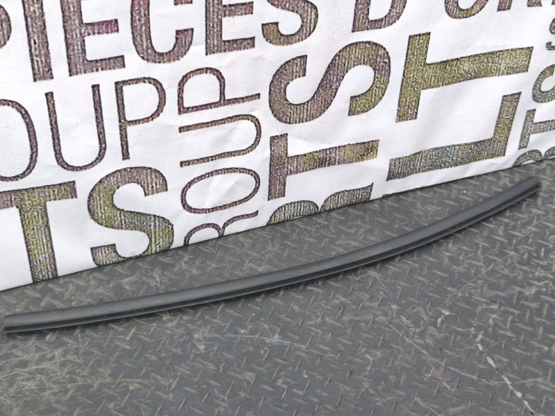 Уплотнитель капота