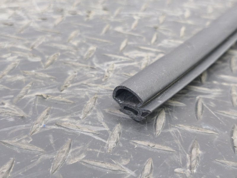 Уплотнитель капота