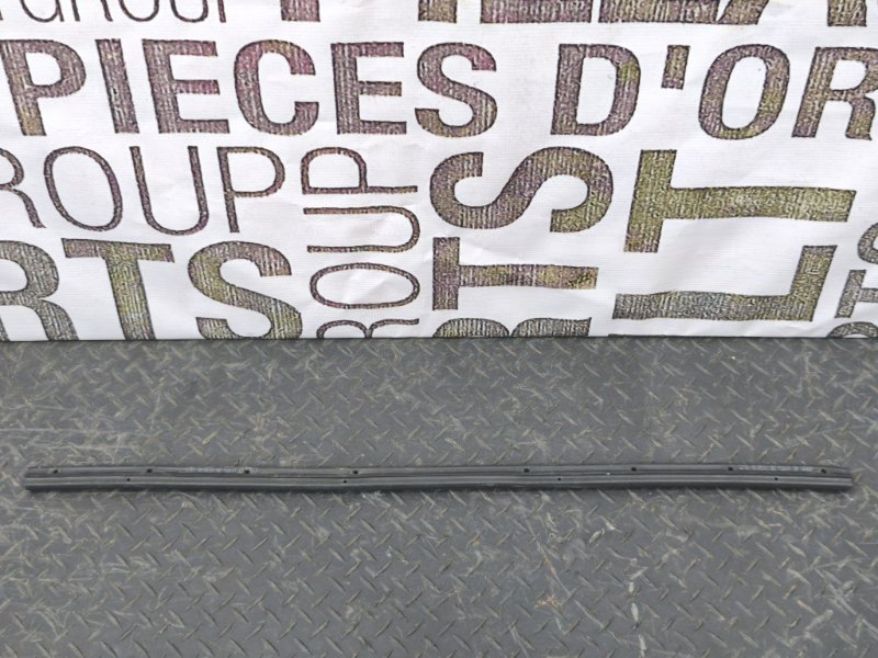 Уплотнитель капота