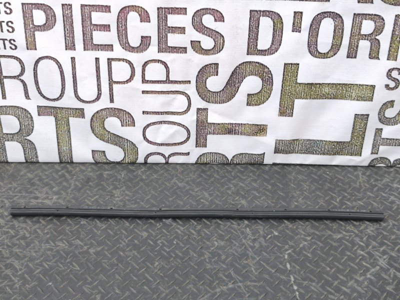 Уплотнитель капота