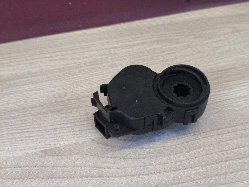 Сервопривод заслонки печки