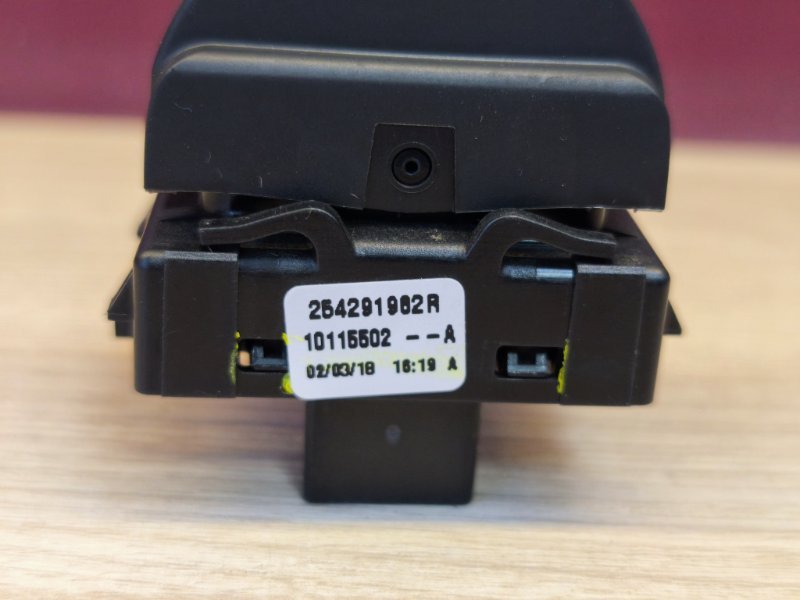 Кнопка блокировки стеклоподъемников