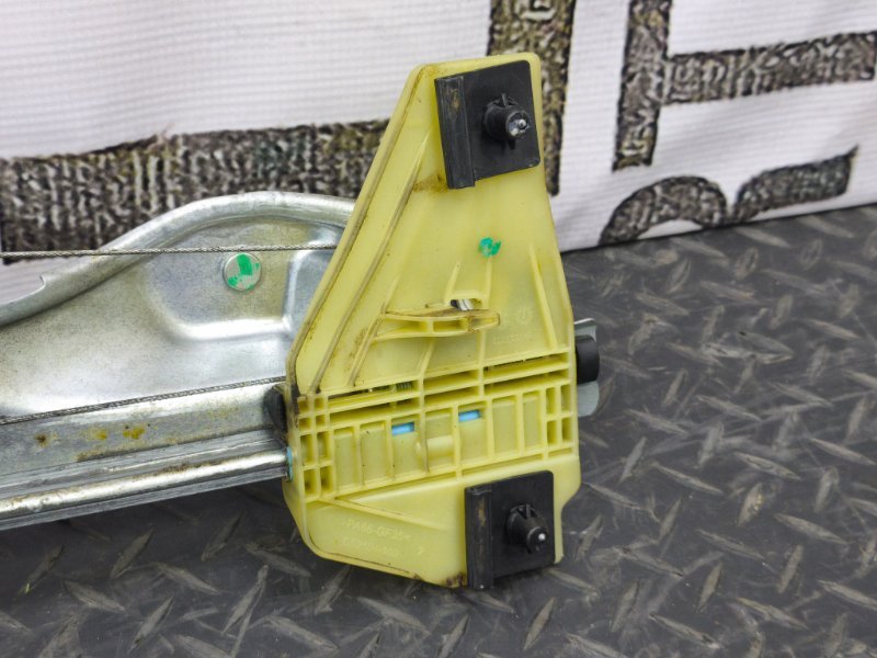 Стеклоподъемник    двери