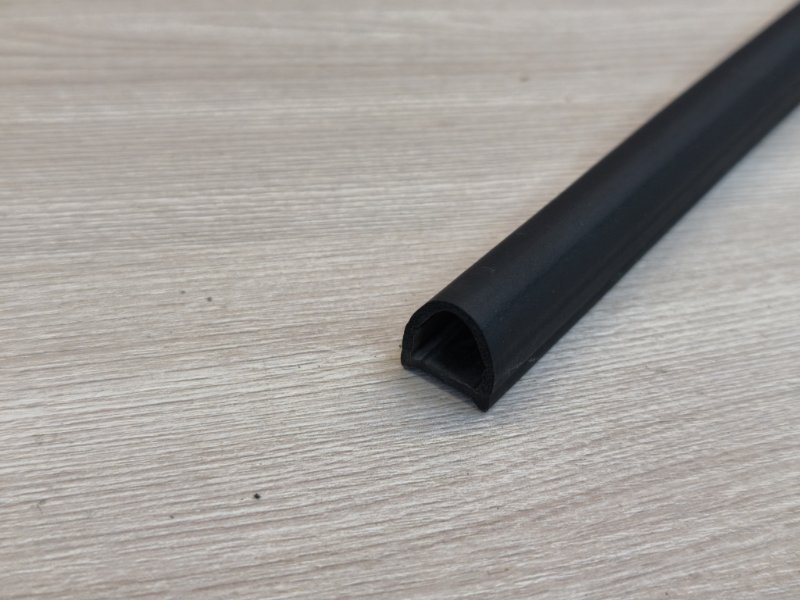 Уплотнительная резинка боковой двери