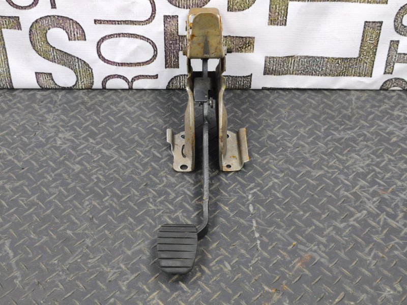 Педаль тормоза