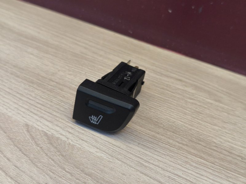 Кнопка обогрева сидений