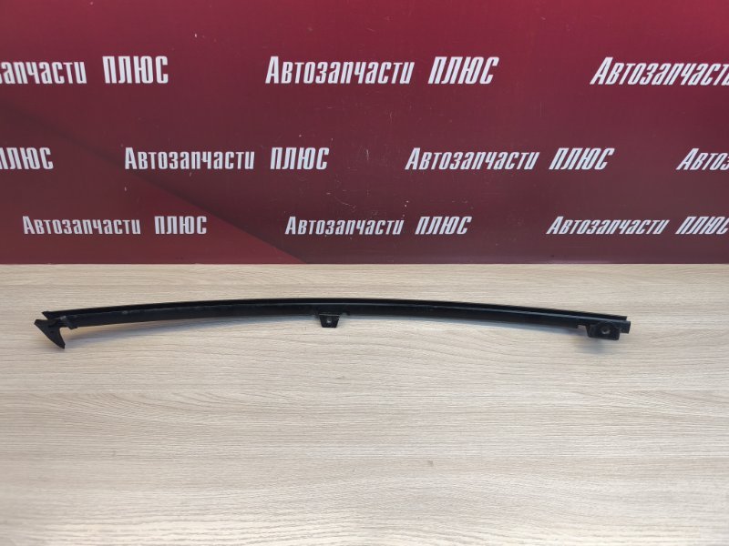 Направляющая стекла двери