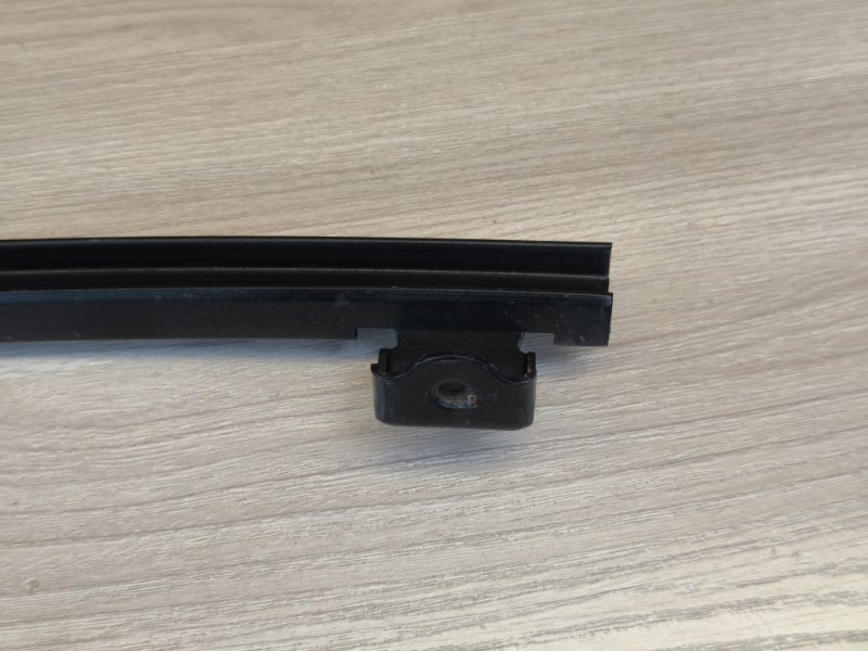 Направляющая стекла двери