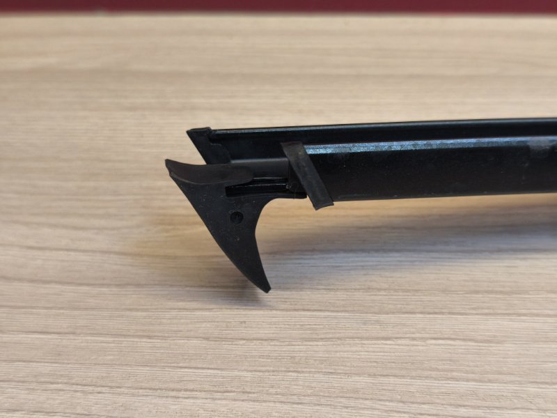 Направляющая стекла двери