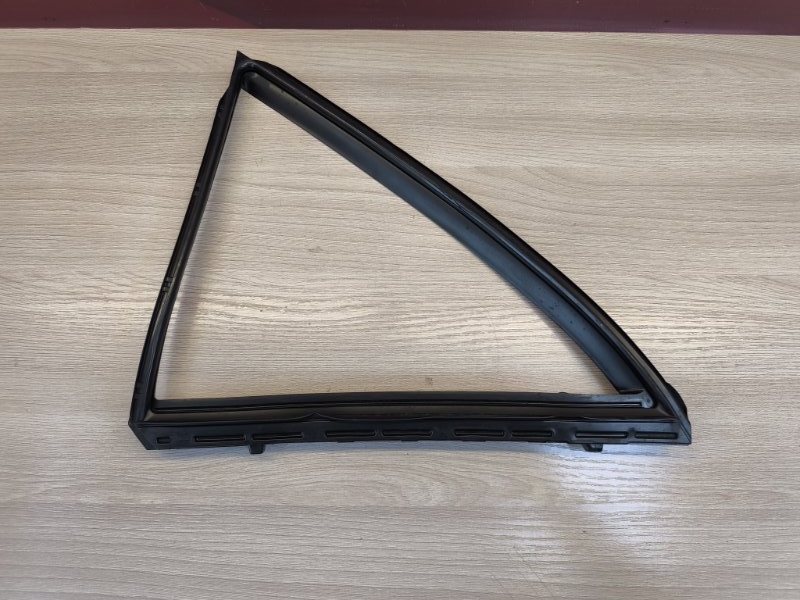 Уплотнитель стекла      двери