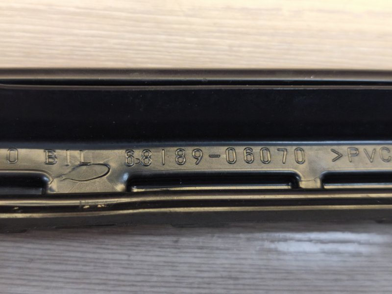 Уплотнитель стекла      двери