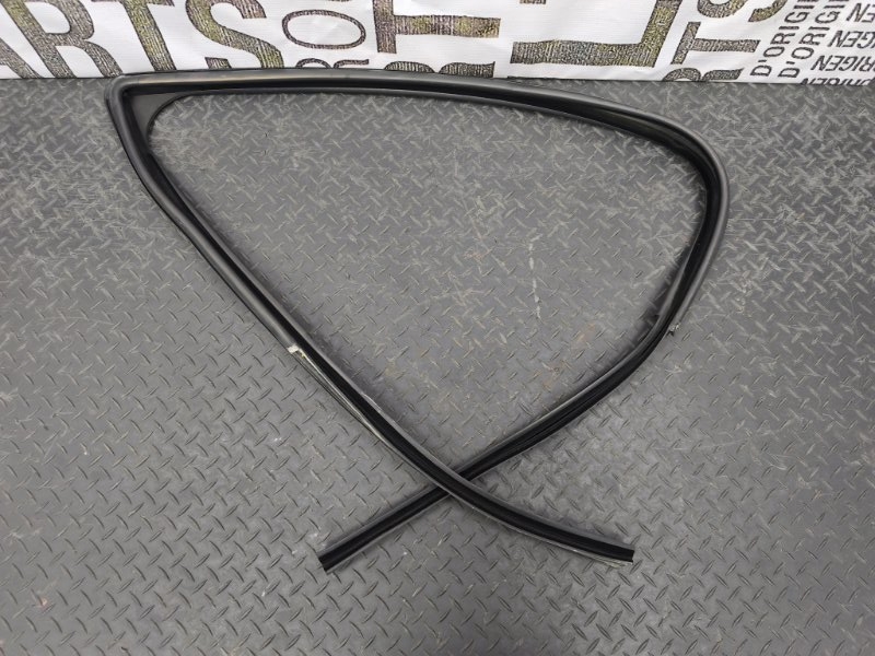 Уплотнитель стекла двери